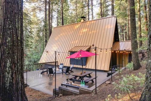 3 Mi to Calaveras Big Trees: Cabin w/Fire Pit!