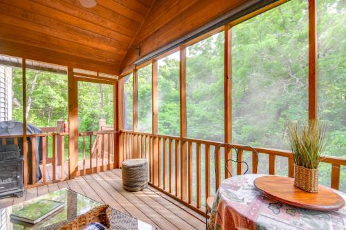 3 Mi to Dtwn Jefferson City: Family Home w/Deck