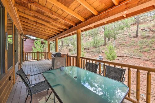 3 Mi to Fool Hollow Lake: Cozy Cabin w/Deck