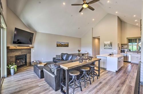 3 Mi to Granby Ranch: Townhome w/Balcony & Views
