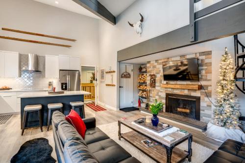 3 Mi to Keystone Resort: Updated Condo w/Balcony!