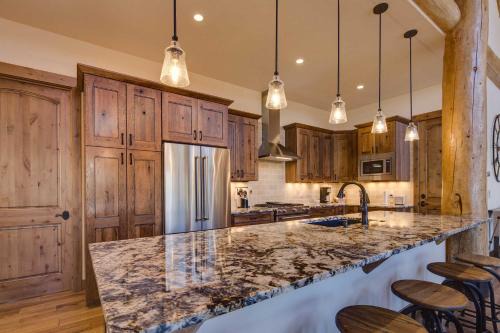 3 Mi to Slopes: Breck Cabin w/Hot Tub & Views