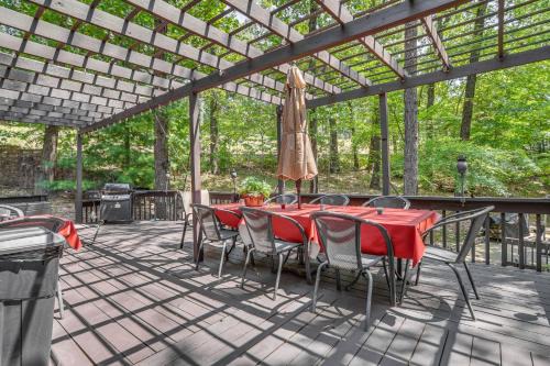 3 Mi to Table Rock Lake: Cabin w/Fire Pit!