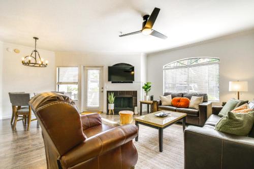 3 Mi to TPC: Chic Condo w/Pool Access & Grills