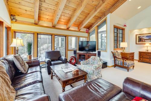 3 Mi to Vail Village: Classic Estate w/Hot Tub!