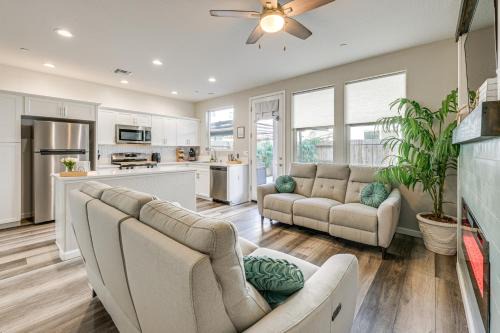 36 Mi to Sequoia NP: Pet-Friendly Home w/Dog Run!
