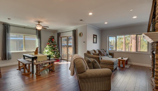3987 - Upscale Townhouse Walk to Heavenly, Casino and Beach