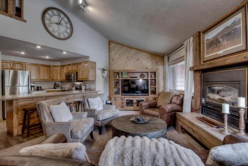 3bd Ski-in Top Floor &Walk to Main Street