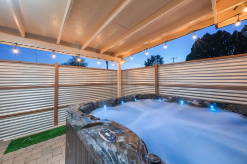 3BR 2BA Comfy Home with Jacuzzi