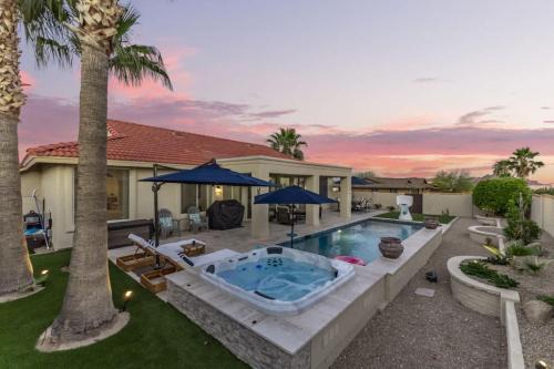 3BR Hilltop Oasis with Pool Hot Tub & Mountain Views
