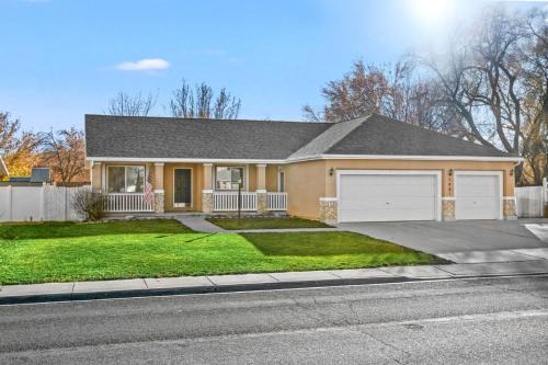 3BR Home Near Maverik Center & Valley Fair
