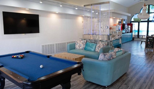 3BR Resort Oasis Pools, Gym & Sunset Views