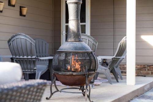 4 bdrm, 3ba,Fire pit, grill, 1 block to TU Pets!