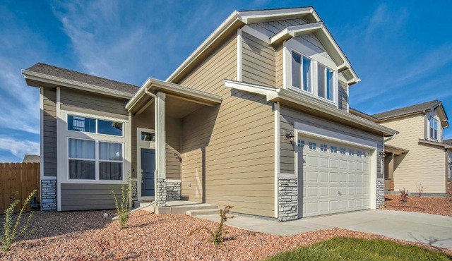 4 bedroom New Build with Fireplace minutes to Fort Carson