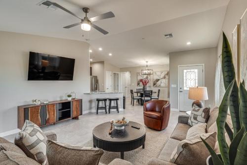 4 Mi to Lake Havasu State Park! Retreat w/Hot Tub
