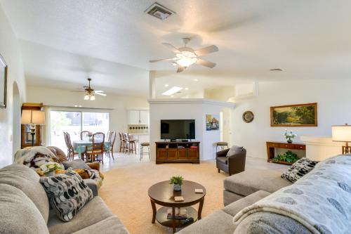 4 Mi to London Bridge: Lake Havasu City Home!