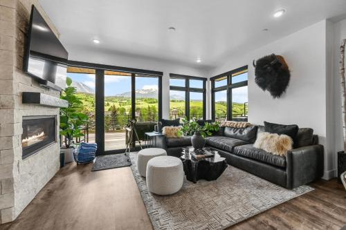 4-Season Modern Mountain Penthouse with Private Hot Tub & Scenic Views