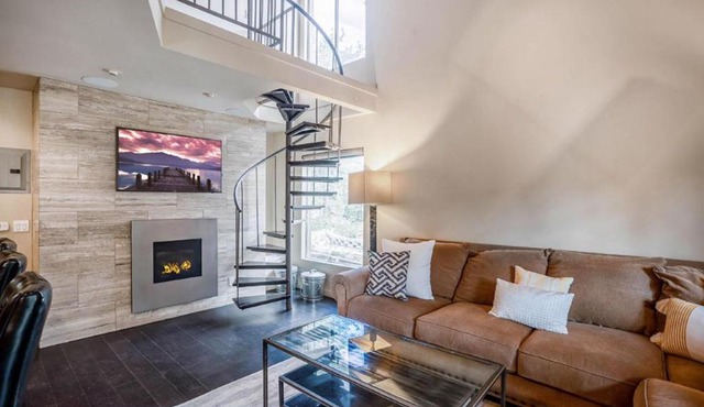#478 - Pet-Friendly, Walk to Canyon Lifts, Garage Parking, Modern Condo