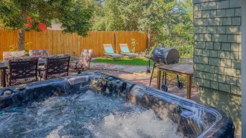 4BR Family Retreat with Hot Tub & Mountain Views Spacious Living, Fully Equipped Kitchen, Private Yard, Near Downtown Colorado Springs Attractions