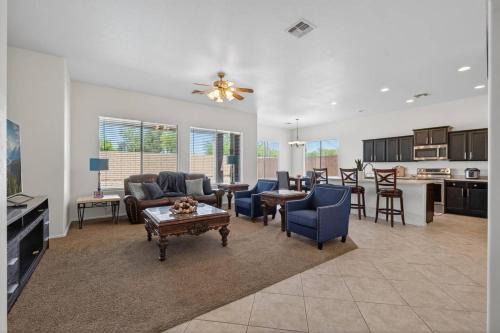 4BR Goodyear Home | Sleeps 10 | W/King Bed