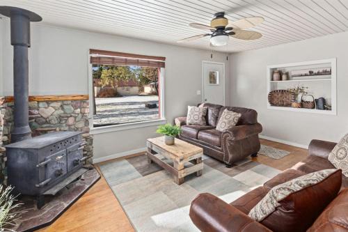 4th Ave Hideaway - Cozy home with spacious yard