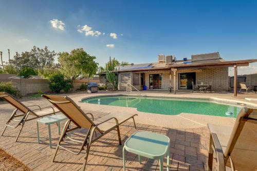 5 Mi to ASU! Family Getaway w/Patio & Fire Pit