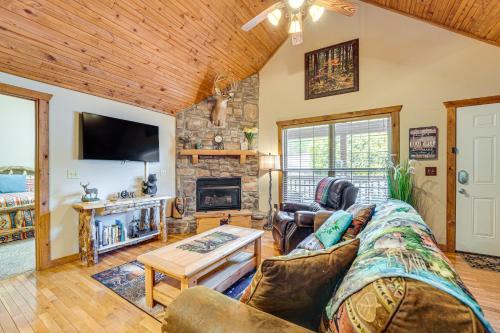 5 Mi to Silver Dollar City! Family Cabin Near Golf