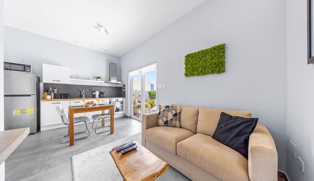 5 min Eagle Beach New Luxury 1BR w Pool & BBQ
