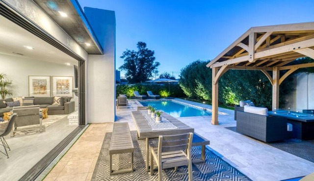 5 min from Old Town Heated Pool Luxury and Coffee