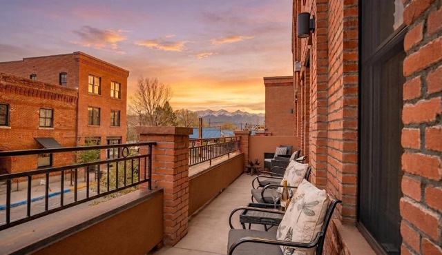 5 Star Listing 1 Min Walk to Arkansas River