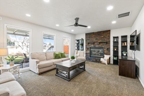 5BR Fire Pit BBQ Sleeps 12 Near Food Shops