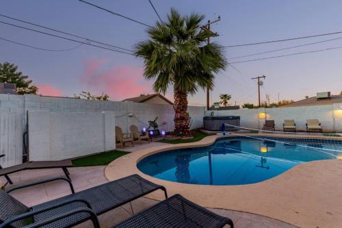5BR Oasis with Heated Pool, Hot Tub and BBQ and More