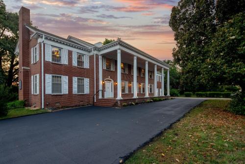 6 Private Suites! Game Room, Living Room-The Beland Mansion