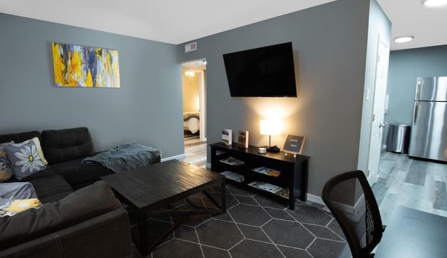 604 1 Two Bedroom One Bath with King near Main Street