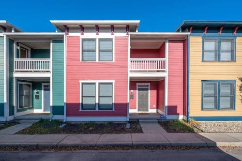 6BR Downtown Side-by-Side Townhomes 2 Garages