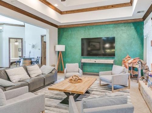 6BR Home Wanette Private Property, Hot Tub