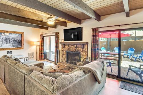 7 Mi to Rainbow Lake: Pinetop Condo w/Patio!