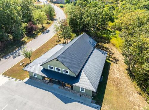 8-Bedroom Branson Retreat- Hot Tub & Porch Swings