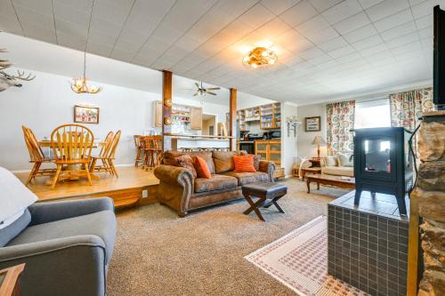 8 Mi to Hiking: Home w/Patio in Dtwn Pioche