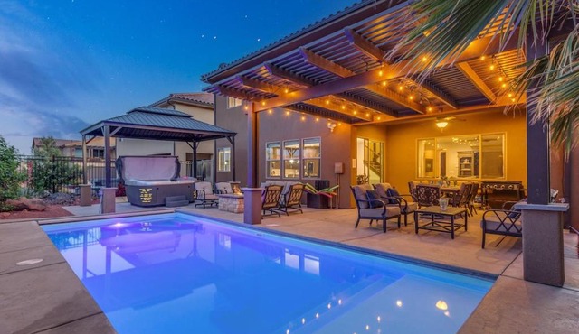 96 PV Luxury Getaway with Private Hot Tub, Ping Pong, Community Pool, Water Park and Lazy River