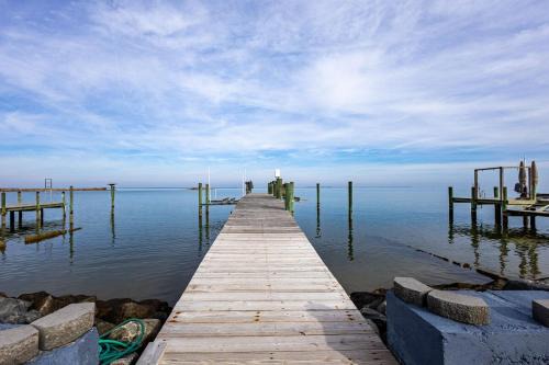 A True Serenity! Coastal Waterfront Retreat, 4 bedrooms, private pier