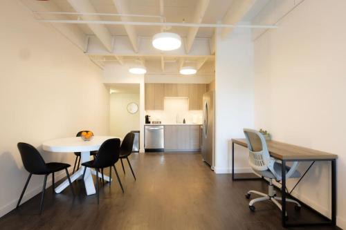 Above The Roots - Classy 1BD Escape