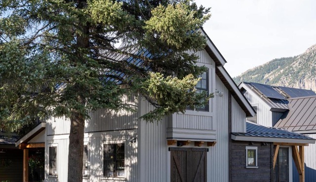Academy Place | Mariposa