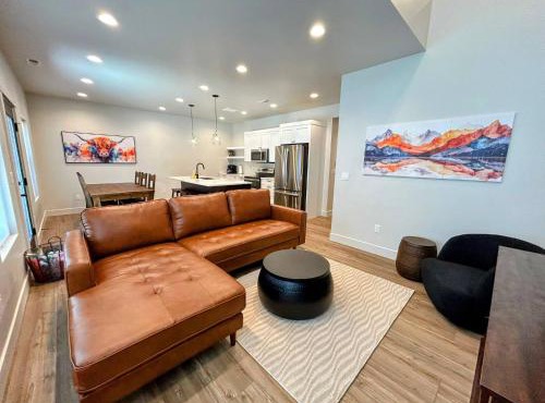 Alpine Escape Luxury Retreat, Hot Tub, Walkable, Mountain Views, 3 King Beds