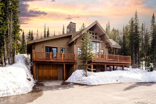 Amazing Secluded Cabin with Fireplace and Hot-tub in Big Sky, Montana
