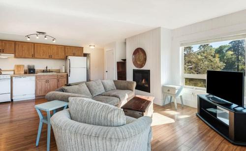 Amazing View - Downtown Bend Condo Near River