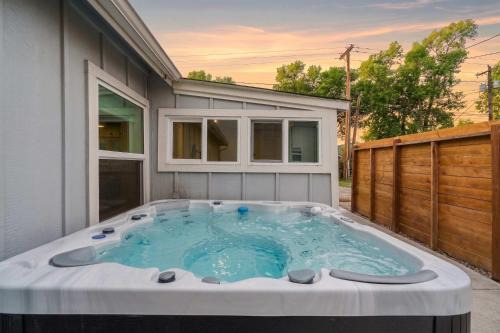 Baby Blue Cottage Downtown Hot Tub BBQ Fire Pit