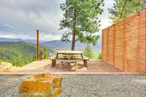 Balcony & Patio w/Mtn Views! Bonners Ferry Escape