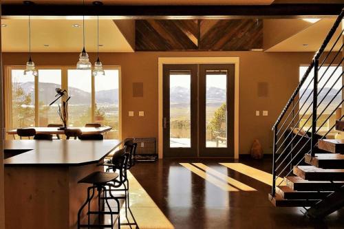 Barnwood Chateau with 2 Master Suites Hot Tub