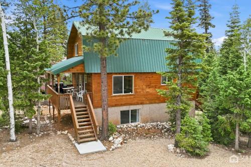 Basecamp Adventures with Firepit, BBQ, Sleeps up to 15